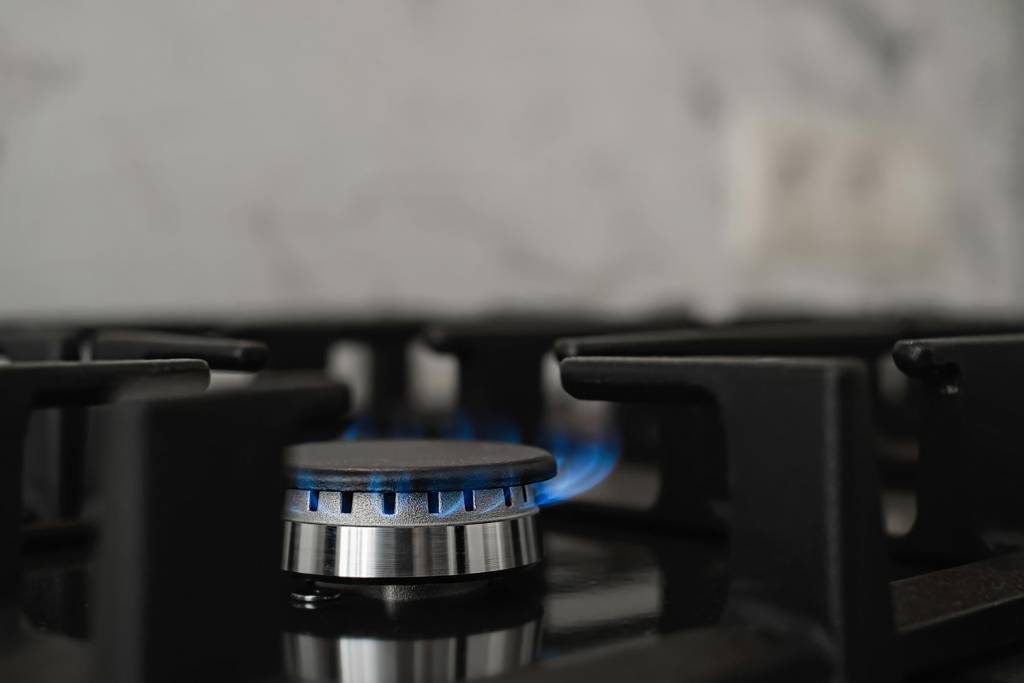 Estufa Cocina Moderna Gas Natural Quema Llama Azul Consumo Domestico Gas Primer Plano Enfoque Selectivo (1)